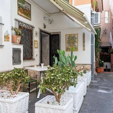 Guesthost - Cascer's Lovely In Appartement Taormine